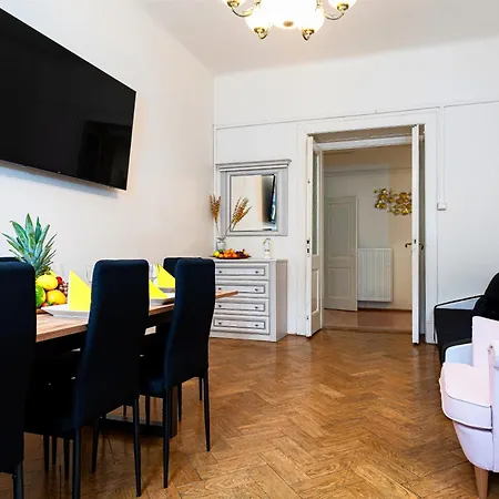Victory Deluxe Apartment *